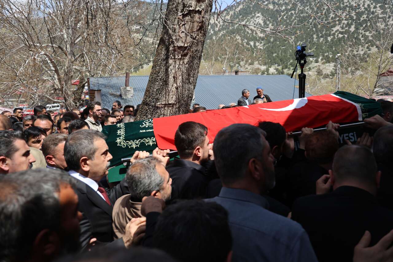 Öğrencilerine siper olan öğretmen Ayla Kara son yolculuğuna uğurlandı 6