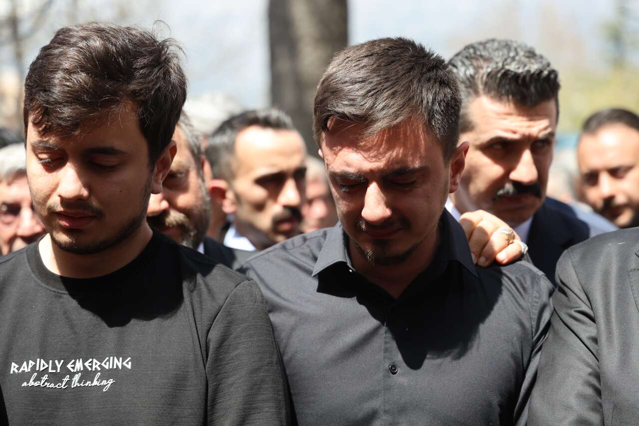 Öğrencilerine siper olan öğretmen Ayla Kara son yolculuğuna uğurlandı 7