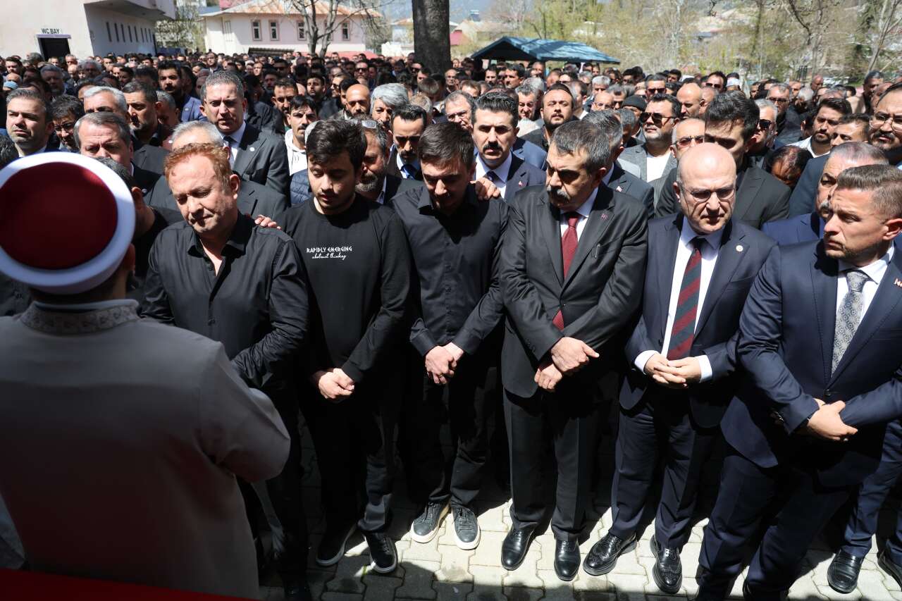 Öğrencilerine siper olan öğretmen Ayla Kara son yolculuğuna uğurlandı 3