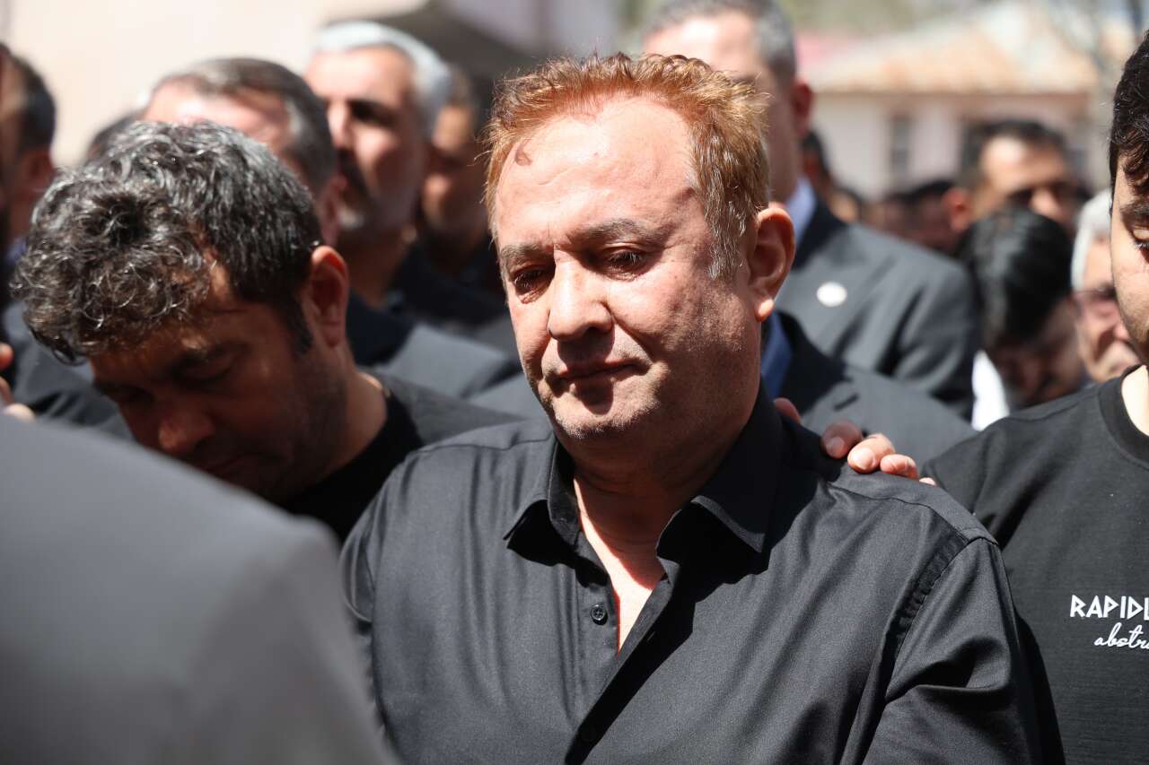 Öğrencilerine siper olan öğretmen Ayla Kara son yolculuğuna uğurlandı 5