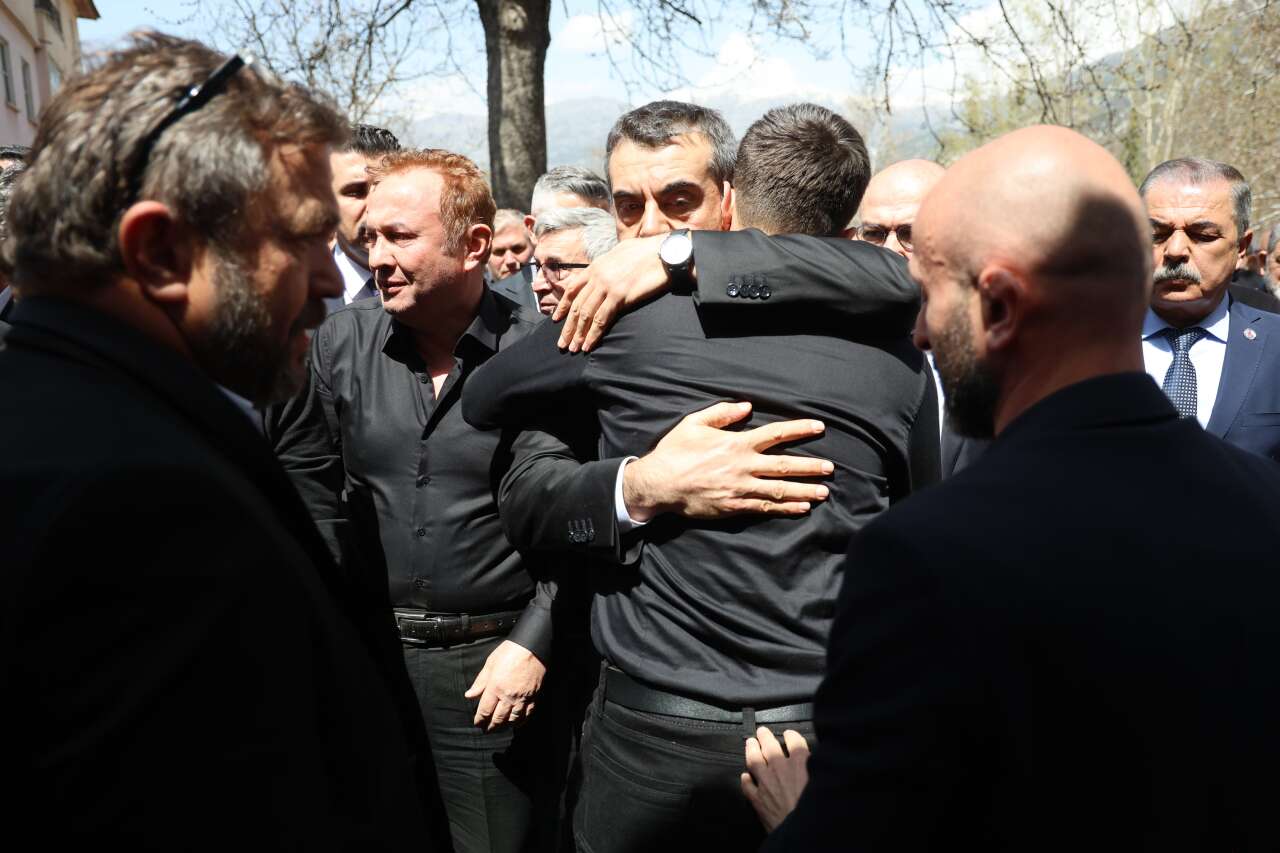 Öğrencilerine siper olan öğretmen Ayla Kara son yolculuğuna uğurlandı 4