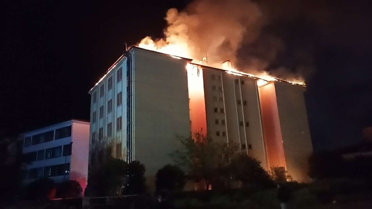 Fen lisesi yurdunda yangın felaketi! 46 öğrenci tahliye edildi 9