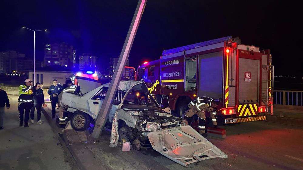 Otomobil üst geçitte direğe çarptı! 1’i ağır 2 yaralı var 3