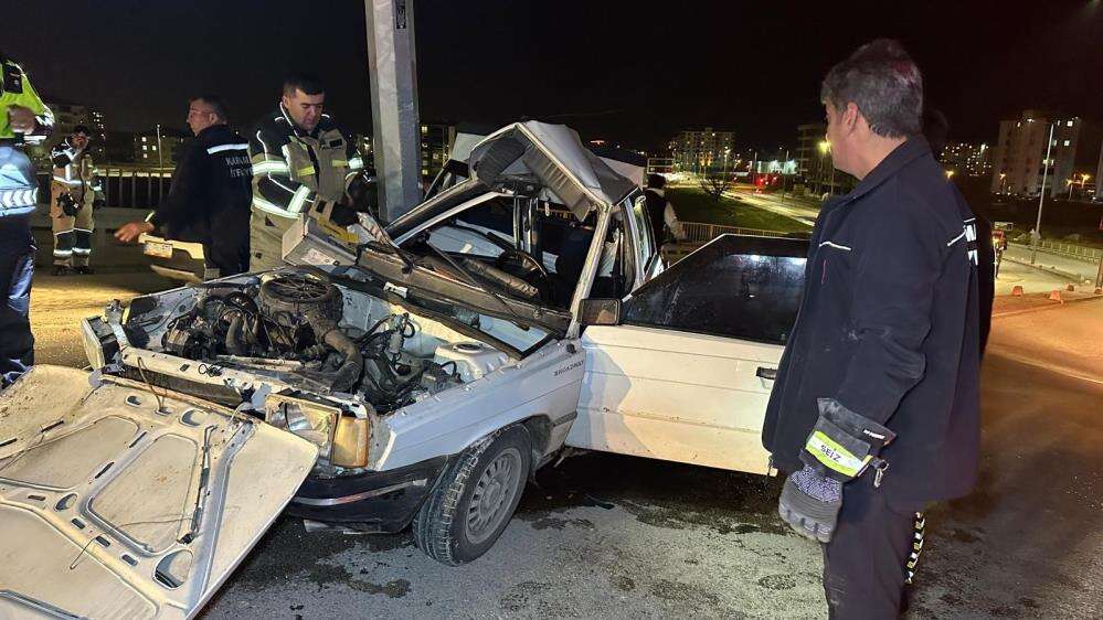 Otomobil üst geçitte direğe çarptı! 1’i ağır 2 yaralı var 1