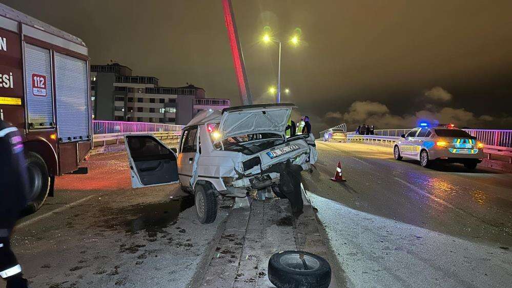 Otomobil üst geçitte direğe çarptı! 1’i ağır 2 yaralı var 2