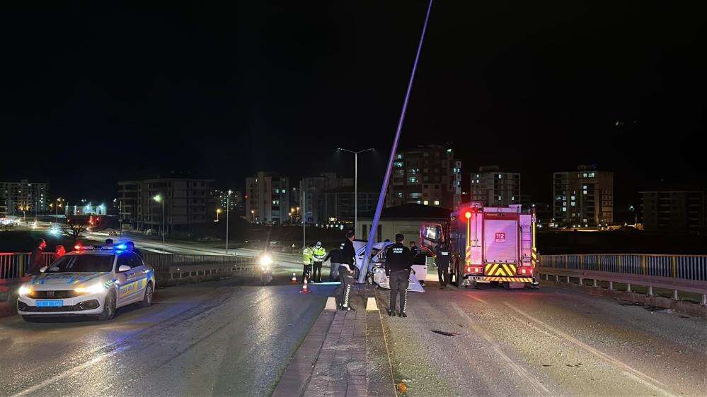 Otomobil üst geçitte direğe çarptı! 1’i ağır 2 yaralı var 4