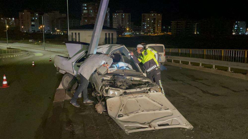 Otomobil üst geçitte direğe çarptı! 1’i ağır 2 yaralı var 5