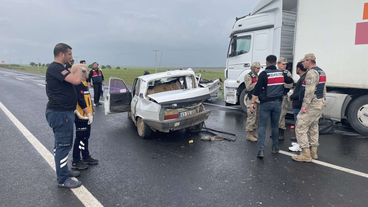 Otomobil TIR’a çarptı, facia büyüdü! 2 ölü, 2 yaralı var 4