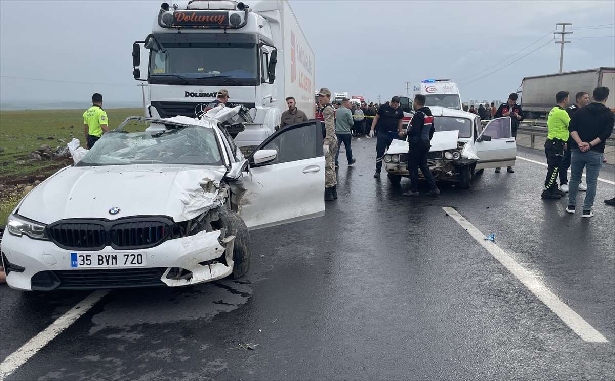 Otomobil TIR’a çarptı, facia büyüdü! 2 ölü, 2 yaralı var 3