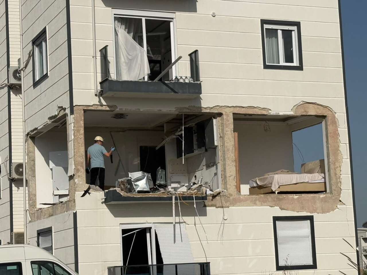 5 katlı binada tüp patladı, ortalık savaş alanına döndü! 1 ağır yaralı var 7