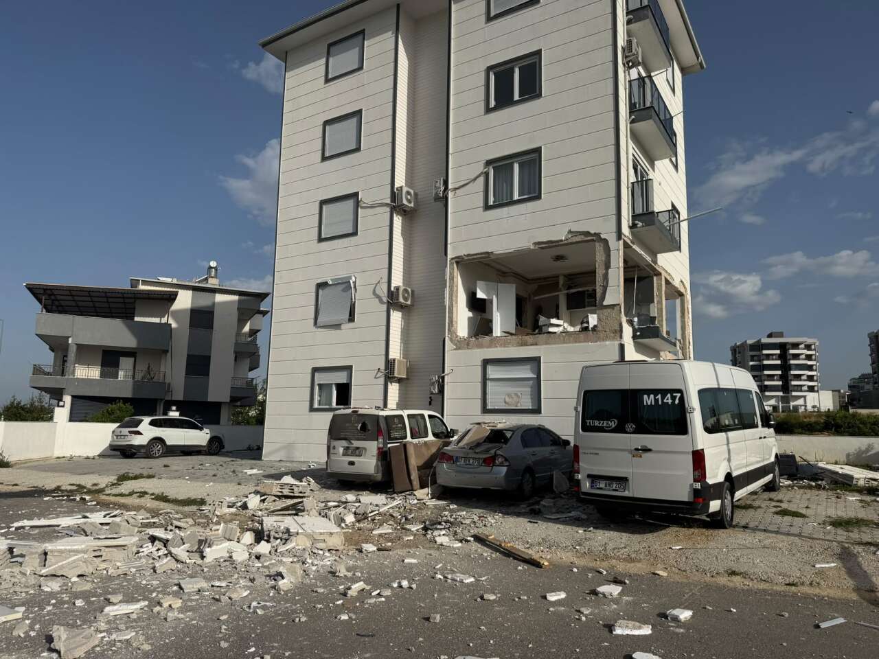 5 katlı binada tüp patladı, ortalık savaş alanına döndü! 1 ağır yaralı var 4