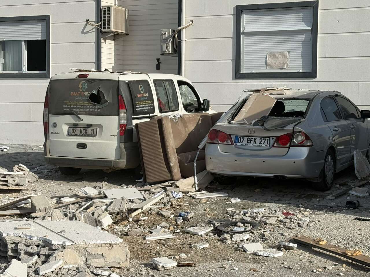 5 katlı binada tüp patladı, ortalık savaş alanına döndü! 1 ağır yaralı var 3