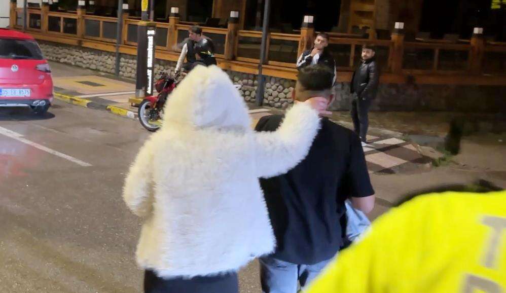 Polise “Abi kız arkadaşımın yanında beni bozma” dedi, küfür edip kaçtı 3
