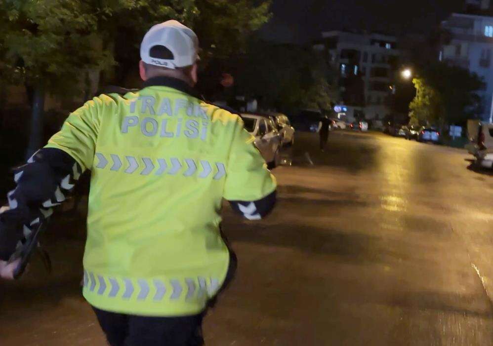 Polise “Abi kız arkadaşımın yanında beni bozma” dedi, küfür edip kaçtı 13