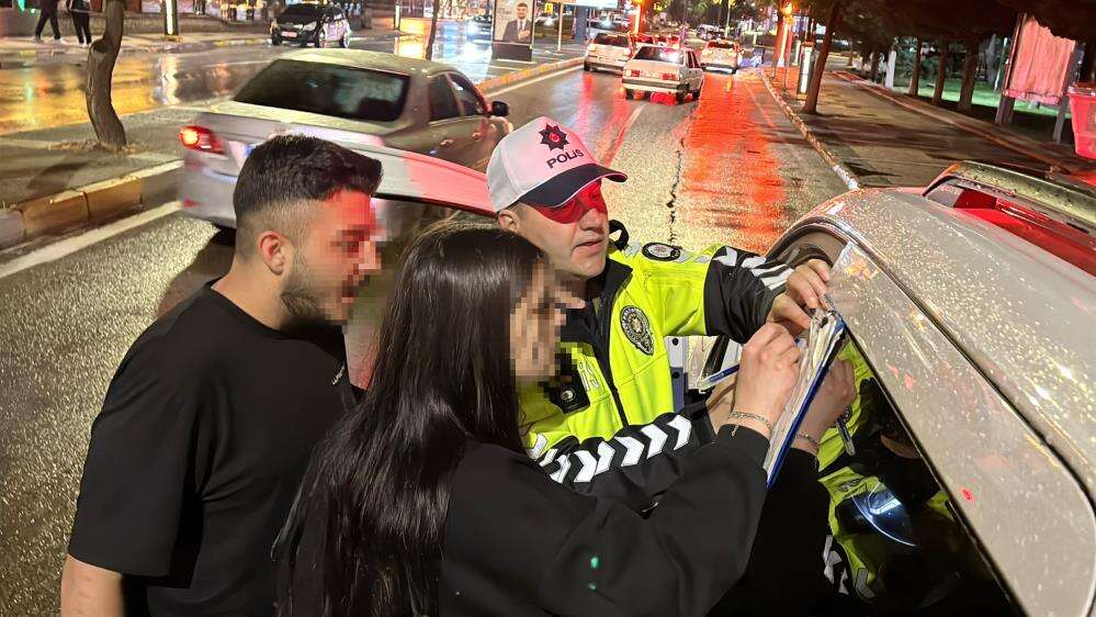 Polise “Abi kız arkadaşımın yanında beni bozma” dedi, küfür edip kaçtı 10