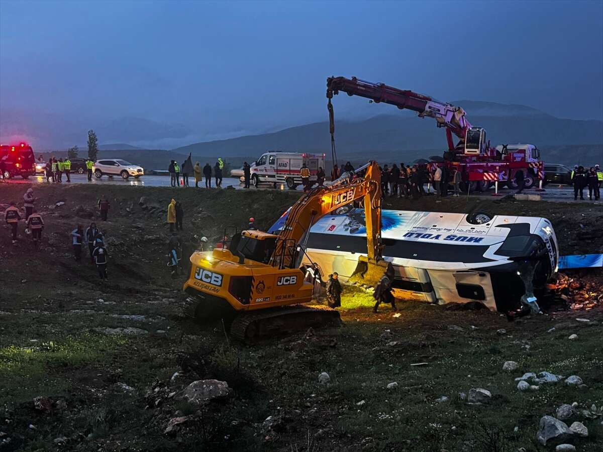4 ölü, 40 yaralı var! Yolcu otobüsü kazasının görüntüleri ortaya çıktı 20