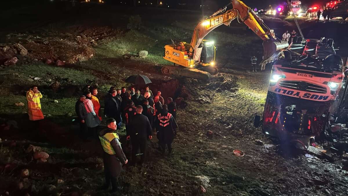 4 ölü, 40 yaralı var! Yolcu otobüsü kazasının görüntüleri ortaya çıktı 23
