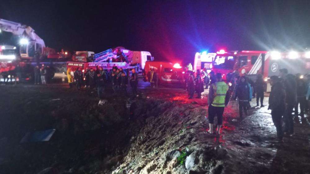 4 ölü, 40 yaralı var! Yolcu otobüsü kazasının görüntüleri ortaya çıktı 1
