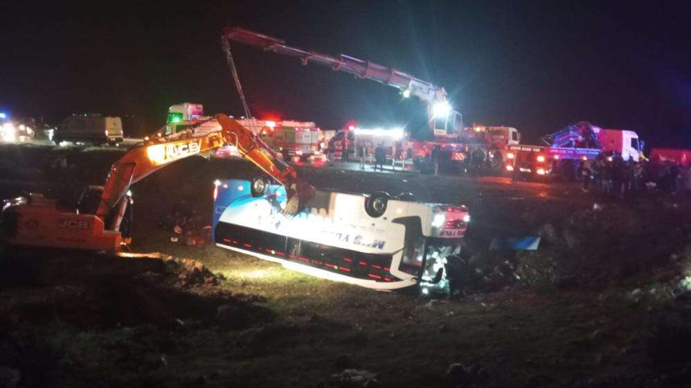 4 ölü, 40 yaralı var! Yolcu otobüsü kazasının görüntüleri ortaya çıktı 8