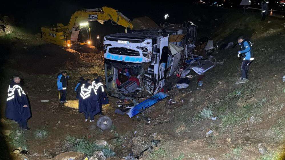 4 ölü, 40 yaralı var! Yolcu otobüsü kazasının görüntüleri ortaya çıktı 7