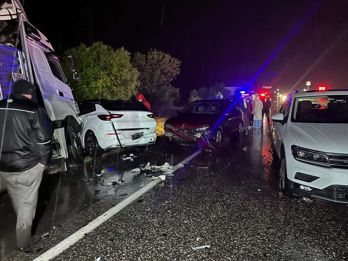 Yolcu otobüsü ve TIR dahil 7 araç birbirine girdi, 4 kişi öldü 3