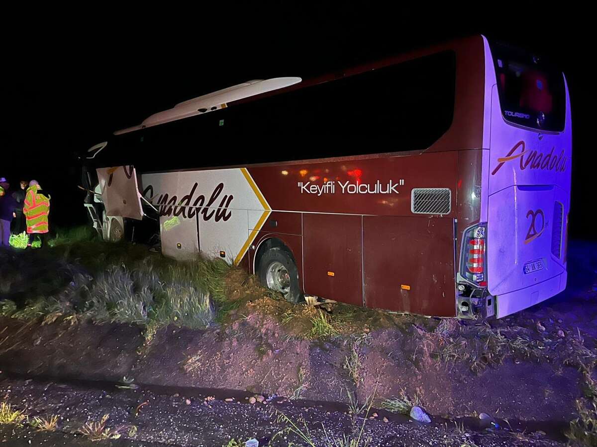 Yolcu otobüsü ve TIR dahil 7 araç birbirine girdi, 4 kişi öldü 8