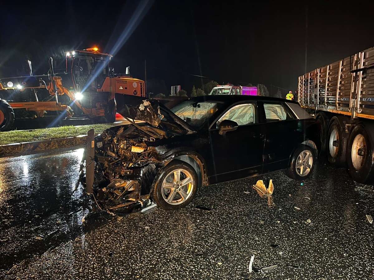 Yolcu otobüsü ve TIR dahil 7 araç birbirine girdi, 4 kişi öldü 4