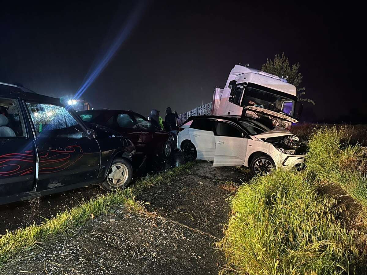 Yolcu otobüsü ve TIR dahil 7 araç birbirine girdi, 4 kişi öldü 6