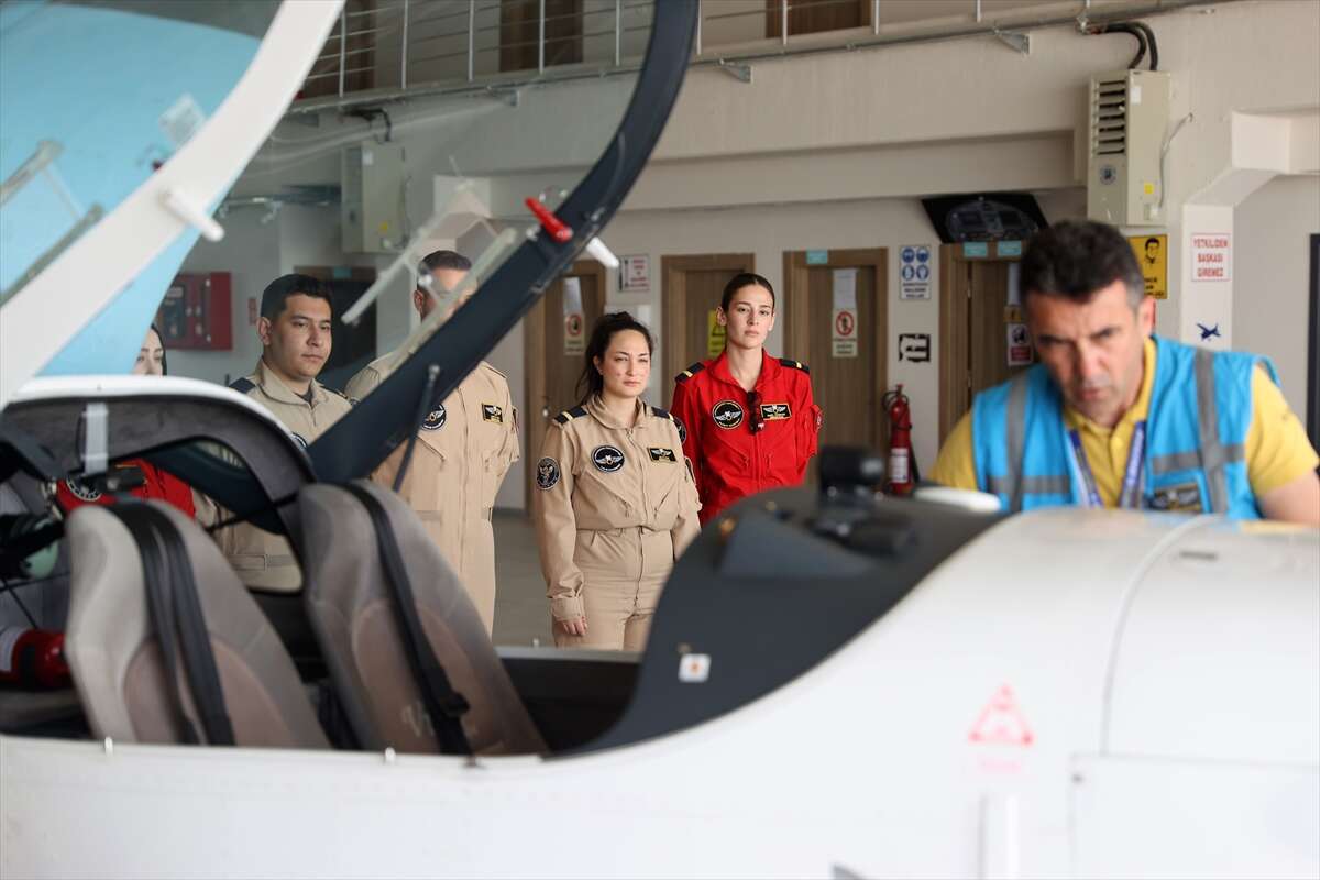 Konya'da gökyüzünün yeni çelik kanatları! Genç kızlar pilotluğa hazırlanıyor 14