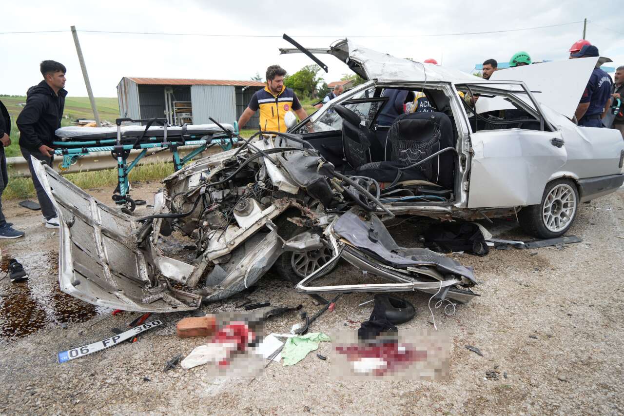 İki otomobilin çarpıştığı kazada 2 kişi hayatını kaybetti, 7 yaralı var 5