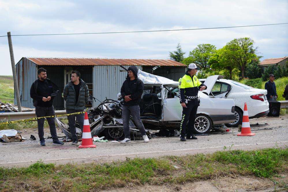 İki otomobilin çarpıştığı kazada 2 kişi hayatını kaybetti, 7 yaralı var 1