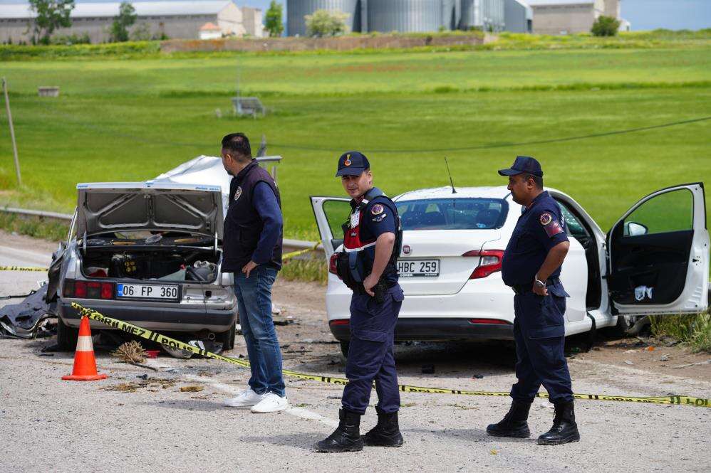 İki otomobilin çarpıştığı kazada 2 kişi hayatını kaybetti, 7 yaralı var 4