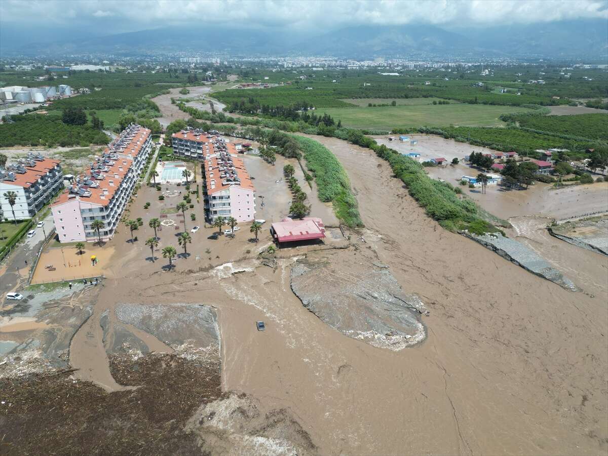 İki ilimizi sağanak vurdu! Dereler taştı, araçlar sürüklendi 11