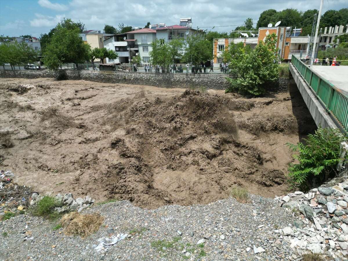 İki ilimizi sağanak vurdu! Dereler taştı, araçlar sürüklendi 5