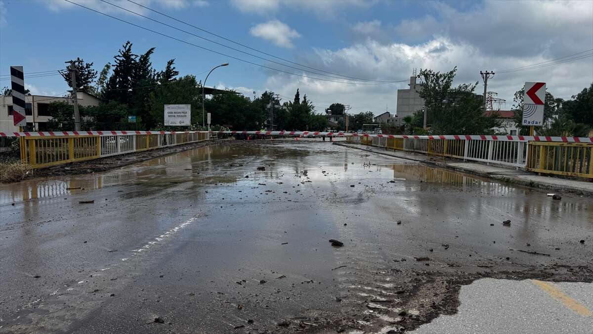 İki ilimizi sağanak vurdu! Dereler taştı, araçlar sürüklendi 4