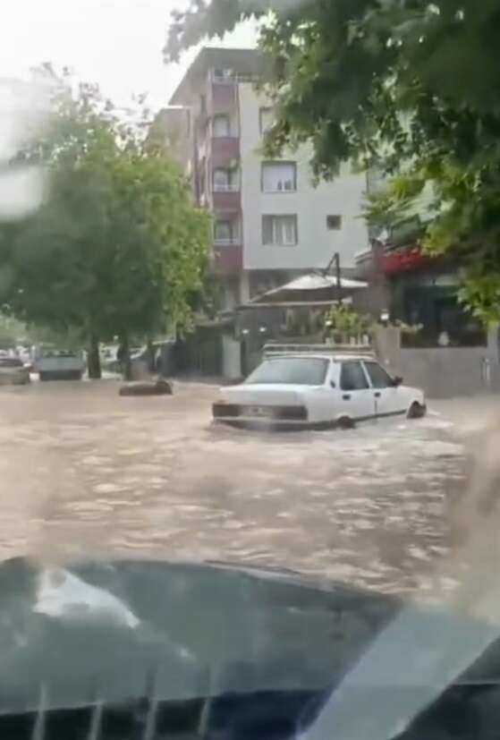 İki ilimizi sağanak vurdu! Dereler taştı, araçlar sürüklendi 20