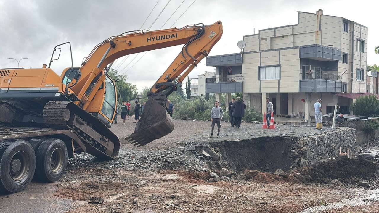 İki ilimizi sağanak vurdu! Dereler taştı, araçlar sürüklendi 17