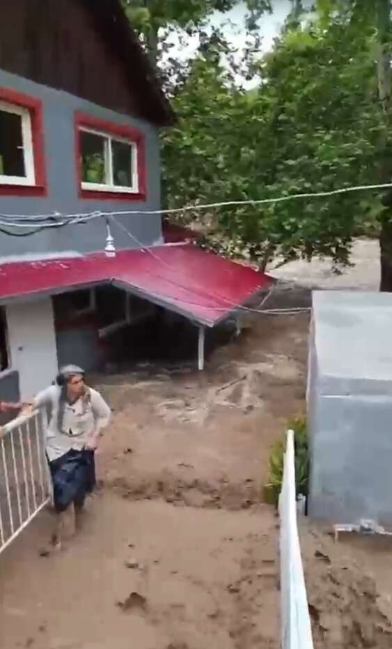 İki ilimizi sağanak vurdu! Dereler taştı, araçlar sürüklendi 23