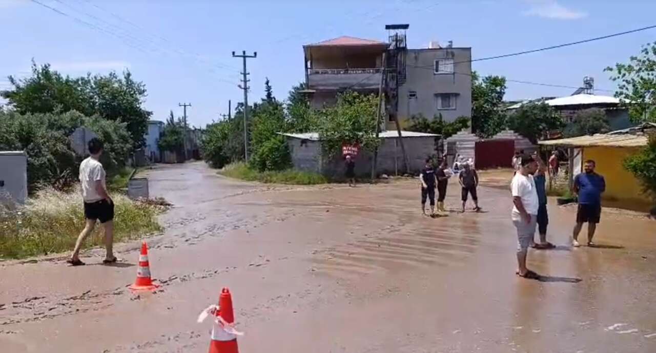 İki ilimizi sağanak vurdu! Dereler taştı, araçlar sürüklendi 30