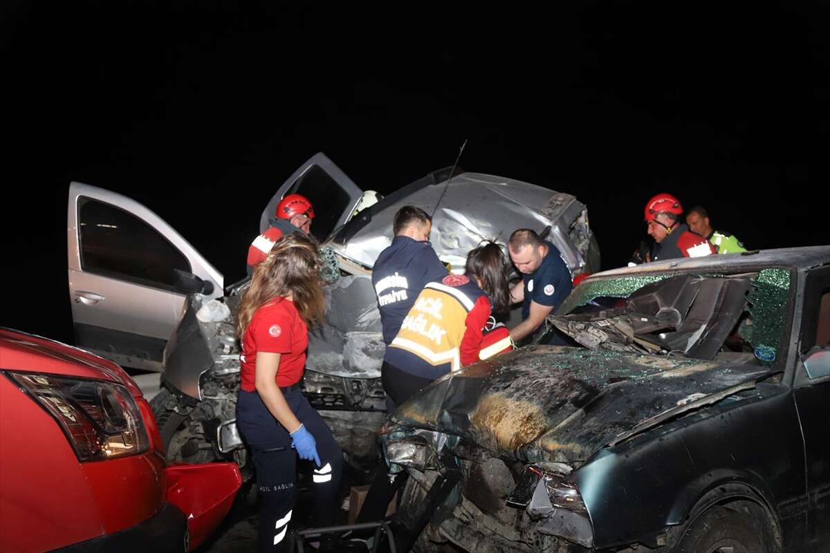 TIR, otomobil ve cipin karıştığı zincirleme kaza! 1 ölü, 5 yaralı var 9