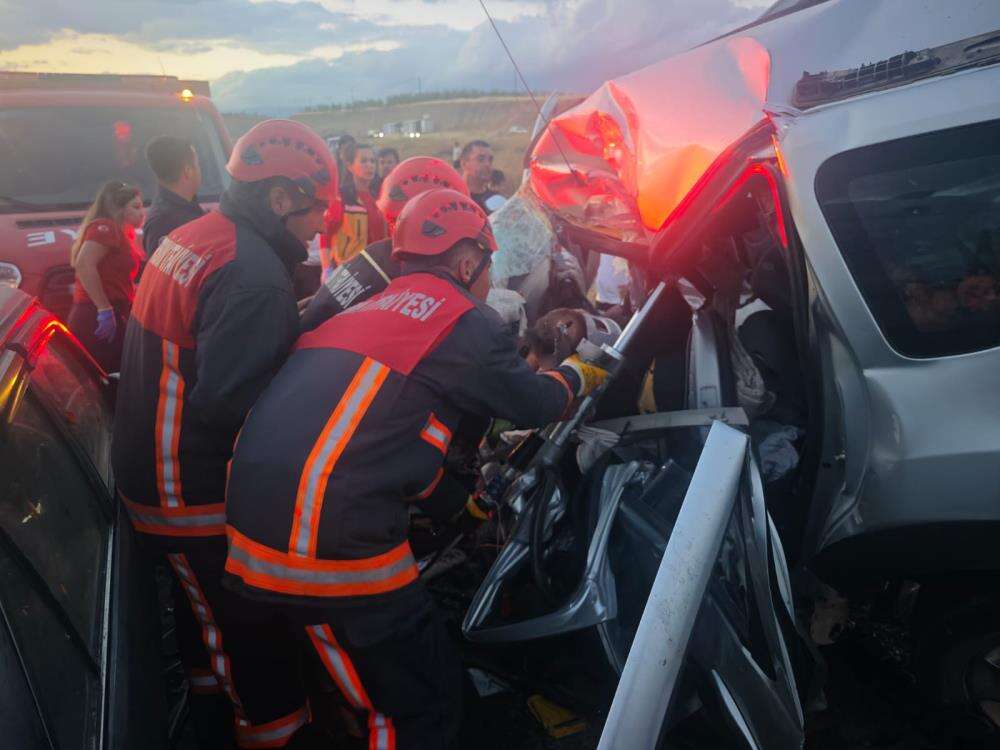 TIR, otomobil ve cipin karıştığı zincirleme kaza! 1 ölü, 5 yaralı var 3