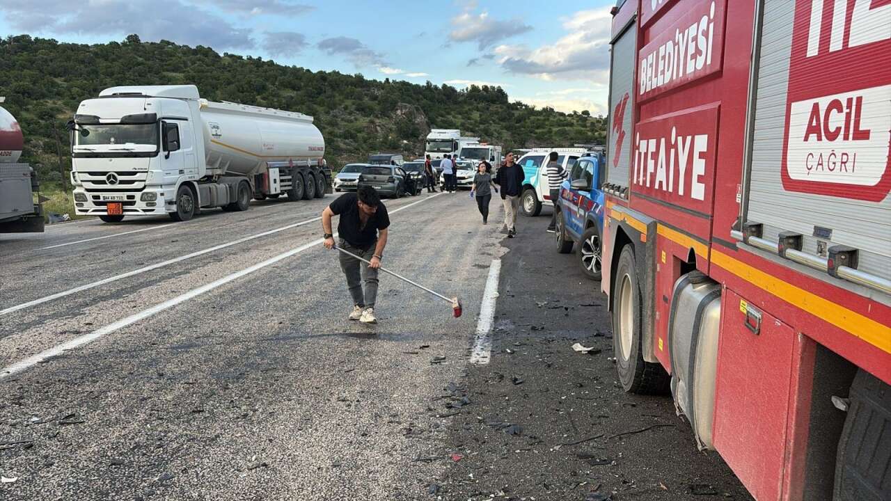 Bayram günü kahreden kaza! Anne ve 2 çocuğu hayatını kaybetti 4