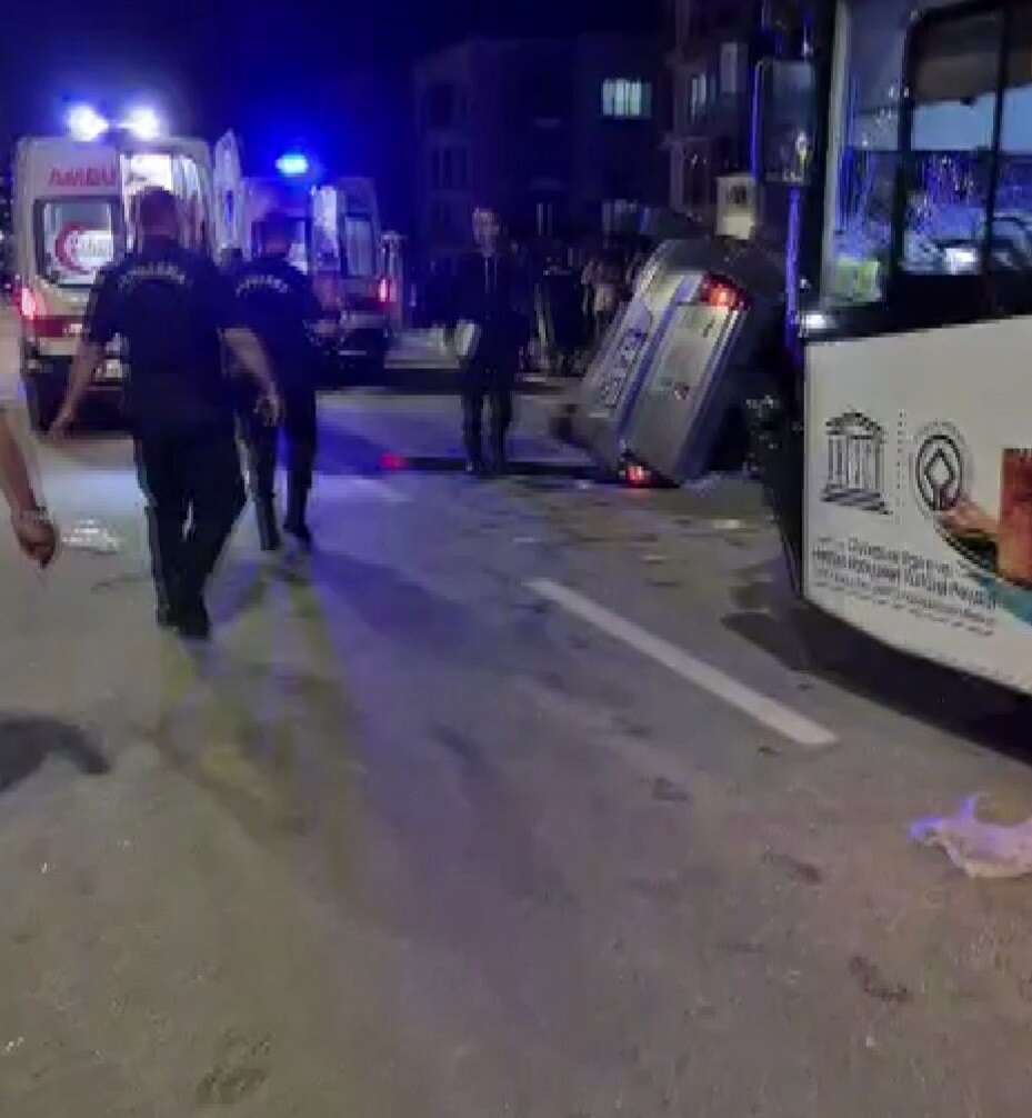 Belediye otobüsü ile otomobil çarpıştı: 2 ölü, 7 yaralı 3