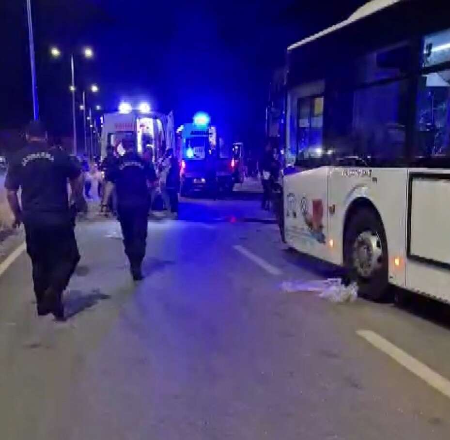 Belediye otobüsü ile otomobil çarpıştı: 2 ölü, 7 yaralı 5