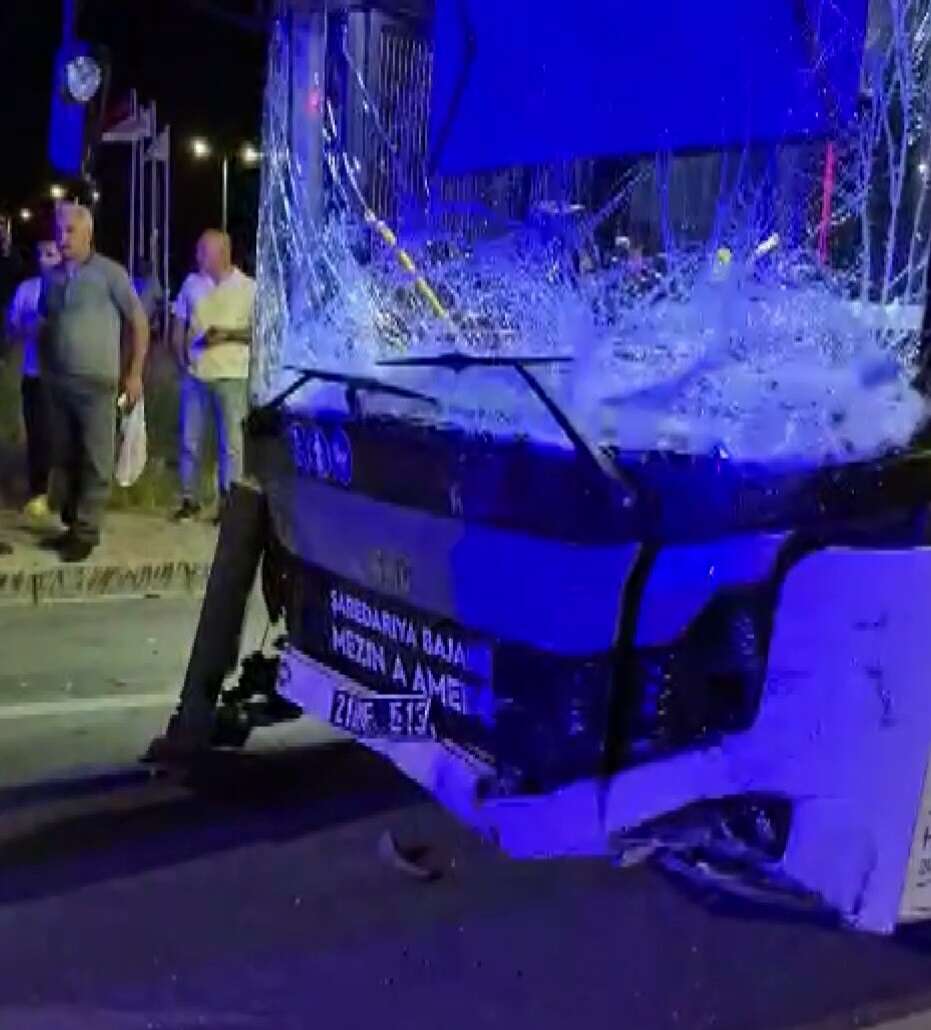 Belediye otobüsü ile otomobil çarpıştı: 2 ölü, 7 yaralı 6