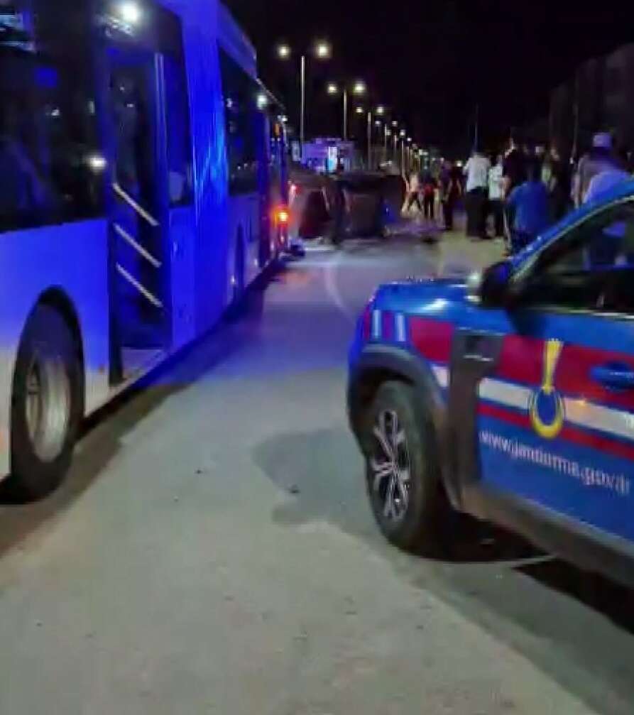 Belediye otobüsü ile otomobil çarpıştı: 2 ölü, 7 yaralı 8