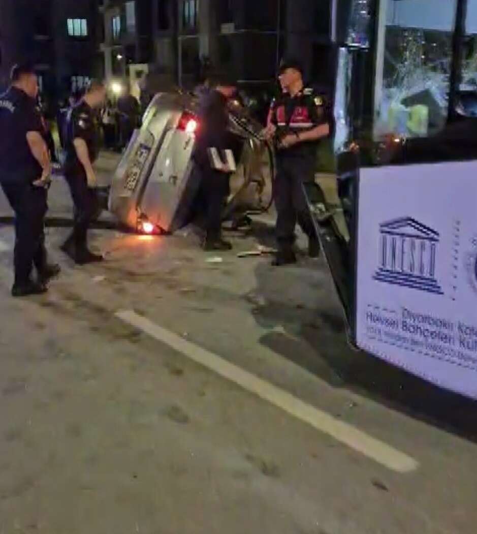 Belediye otobüsü ile otomobil çarpıştı: 2 ölü, 7 yaralı 7