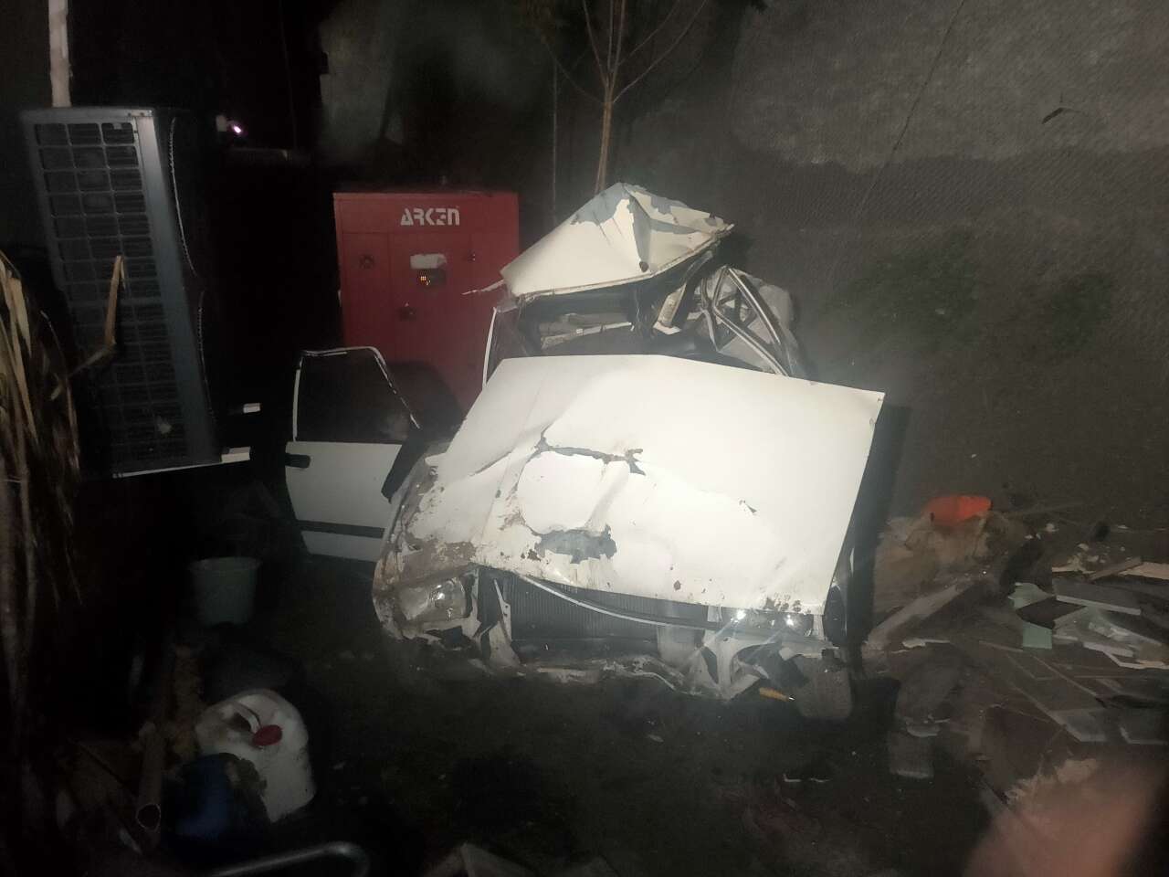 Freni boşalan otomobil uçuruma yuvarlandı! 2 kişi atlayarak kurtuldu 2