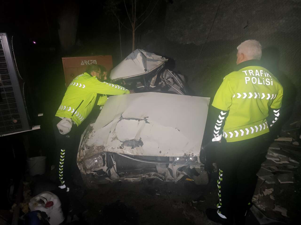 Freni boşalan otomobil uçuruma yuvarlandı! 2 kişi atlayarak kurtuldu 3