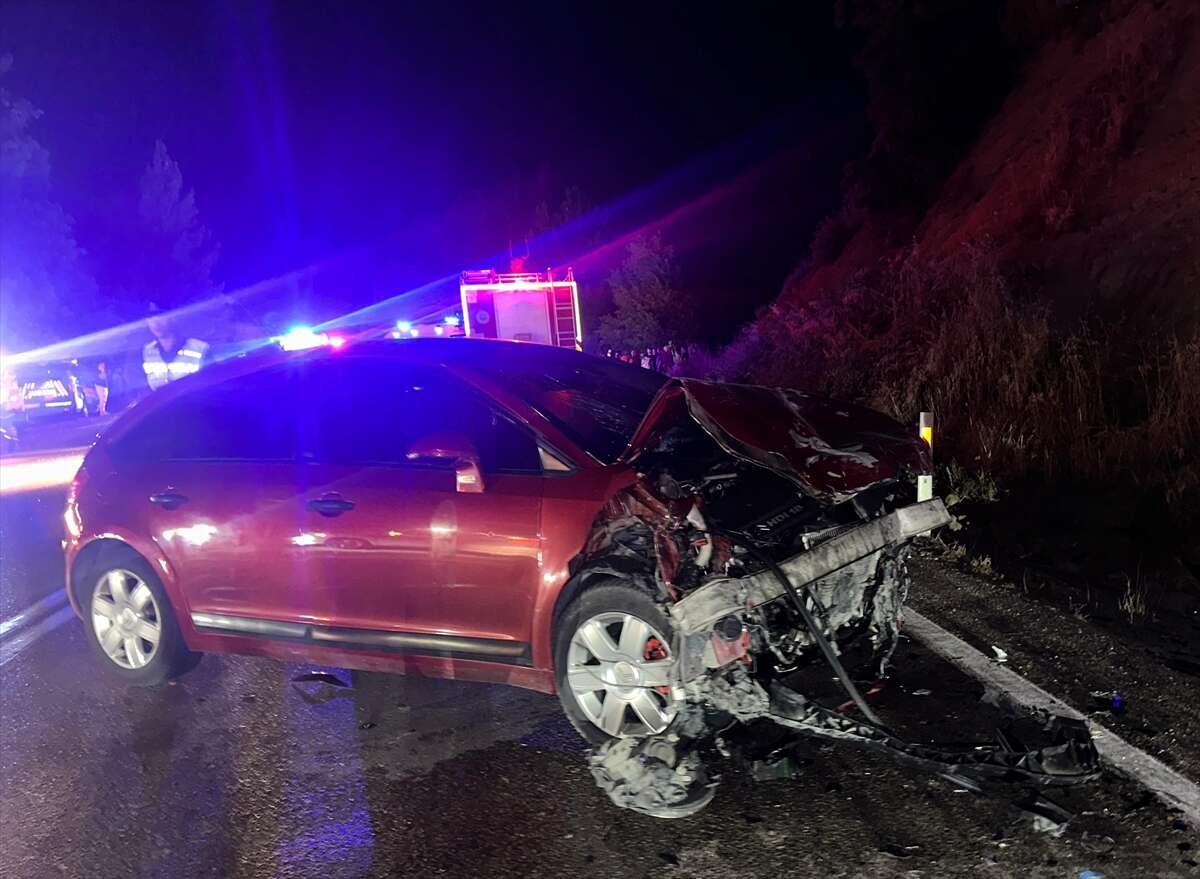 4 aracın karıştığı zincirleme kazada can pazarı: 4 ölü, 11 yaralı 16